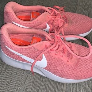 nike tennis shoes